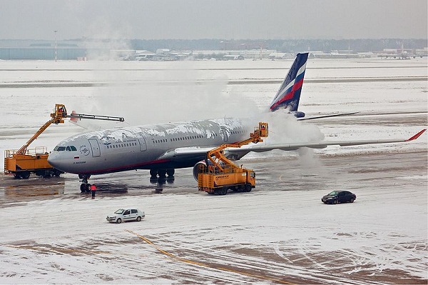  Airbus A330 da Aeroflot sendo degelado no Aeroporto Internacional de Sheremetyevo. 